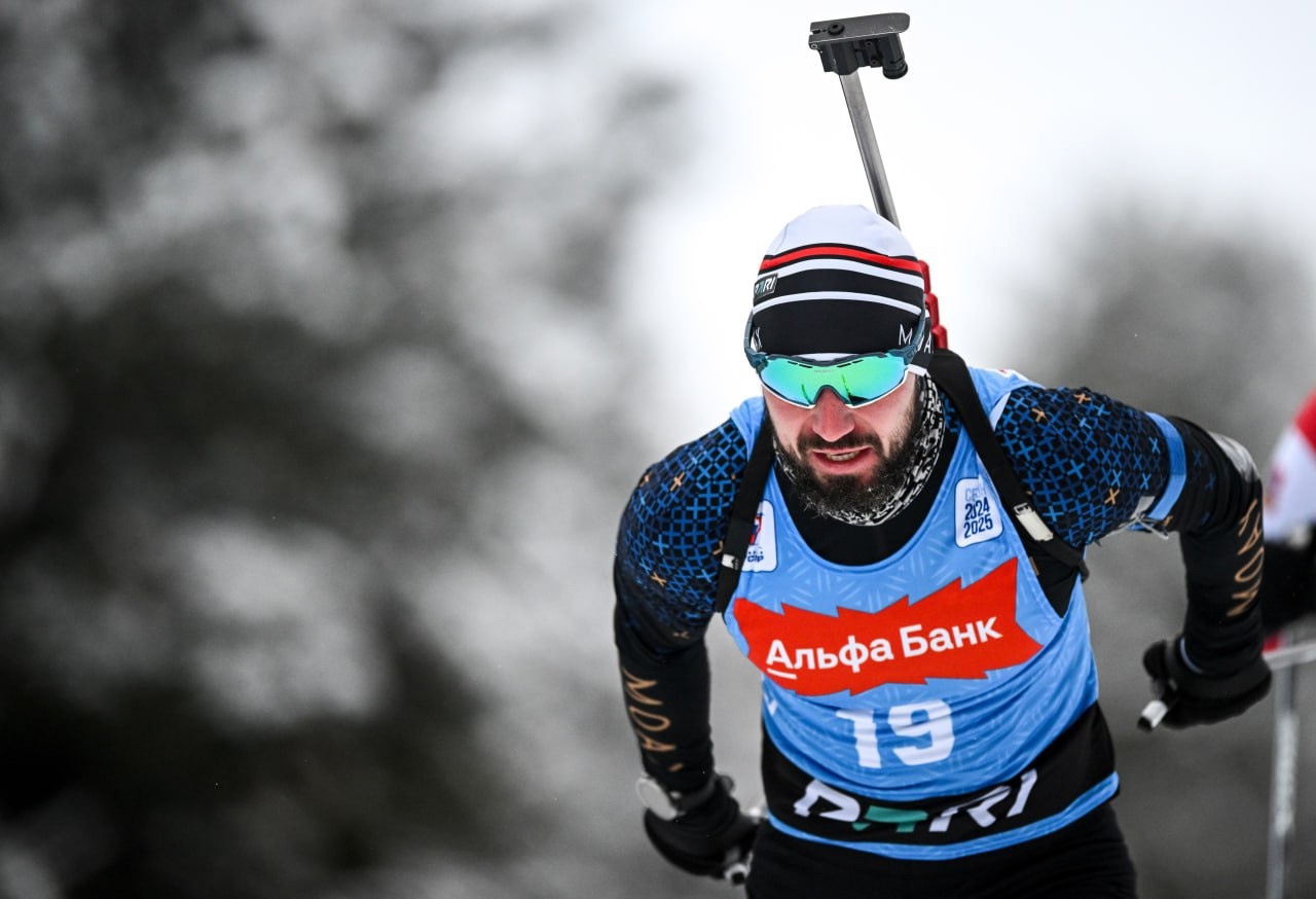 Александр Логинов выигрывает первую гонку на Чемпионате России по биатлону в Ижевске